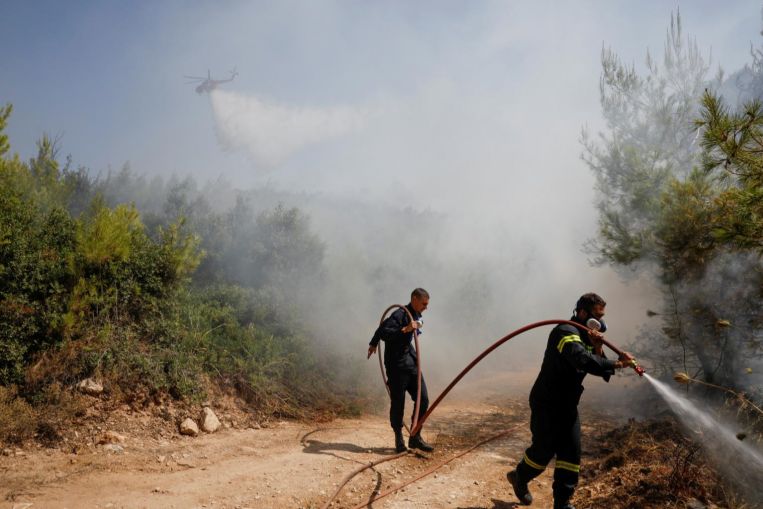 La Grecia combatte gli incendi boschivi per il terzo giorno, salvo il sito di antiche Olimpiadi
