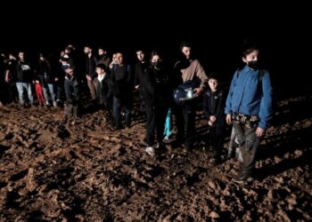 La Lettonia inizia a respingere i migranti sul teso confine bielorusso