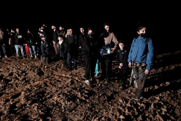 La Lettonia inizia a respingere i migranti sul teso confine bielorusso