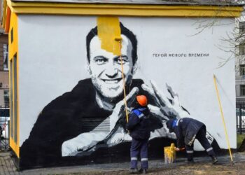 La Russia colpisce il critico del Cremlino Alexei Navalny con una nuova accusa che potrebbe aumentare la pena detentiva