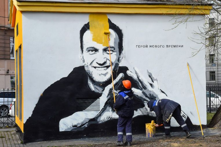 La Russia colpisce il critico del Cremlino Alexei Navalny con una nuova accusa che potrebbe aumentare la pena detentiva
