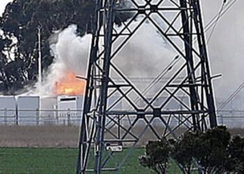 La batteria Tesla da 300 megawatt di Victoria prende fuoco, le autorità lavorano per contenere l'incendio