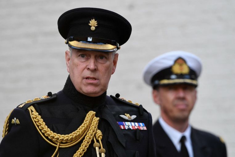 La polizia britannica esaminerà le accuse di abusi sessuali contro il principe Andrea