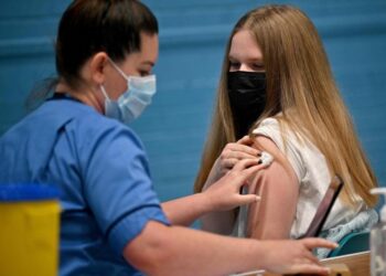 L'autorità sanitaria britannica approva la moderna iniezione di Covid-19 per i bambini di 12-17 anni