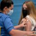 L'autorità sanitaria britannica approva la moderna iniezione di Covid-19 per i bambini di 12-17 anni