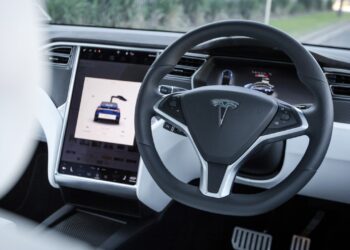 Le autorità statunitensi per la sicurezza del traffico indagano su Tesla Autopilot dopo una serie di incidenti