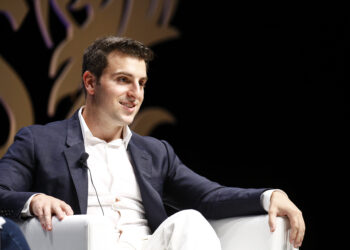 Le azioni di Airbnb scendono dopo che la società ha registrato un aumento delle entrate del 300%, ma avverte del delta