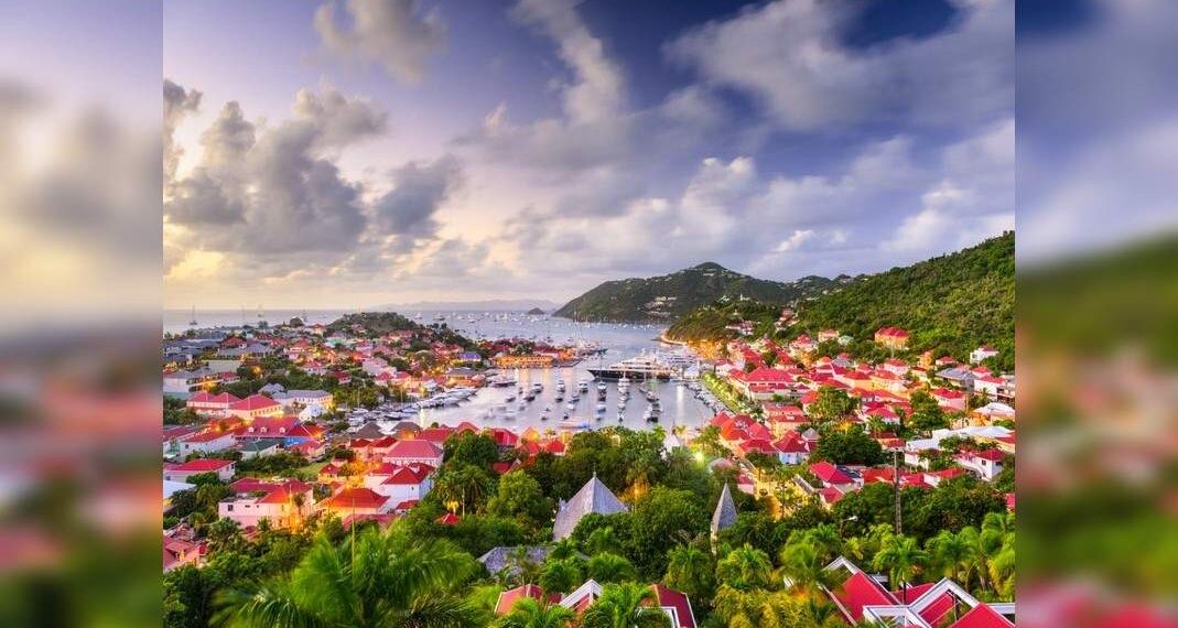 Le isole dei Caraibi francesi esortano i turisti a partire con l'aumento del numero di casi di COVID