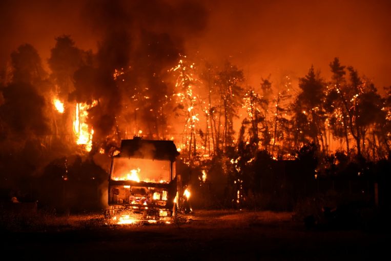 L'incendio distrugge l'isola di Evia il sesto giorno degli incendi boschivi greci