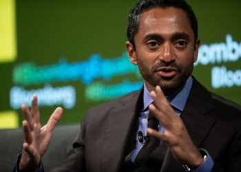 L'investitore miliardario Chamath Palihapitiya sostiene la compagnia assicurativa britannica nel passaggio dai droni alle auto
