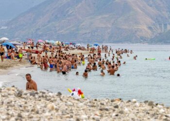 L'ondata di caldo brucia il Mediterraneo in un altro segno degli impatti del cambiamento climatico