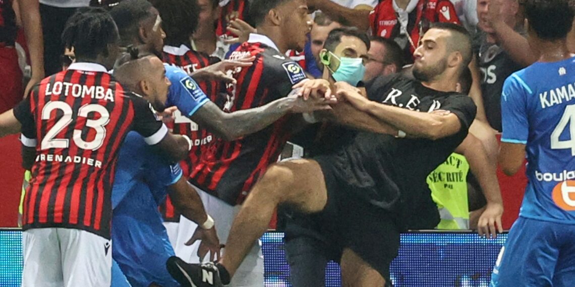 Lotta di calcio in Francia: i tifosi dell'OGC Nice invadono il campo contro i giocatori del Marsiglia