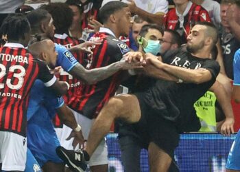 Lotta di calcio in Francia: i tifosi dell'OGC Nice invadono il campo contro i giocatori del Marsiglia