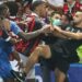 Lotta di calcio in Francia: i tifosi dell'OGC Nice invadono il campo contro i giocatori del Marsiglia