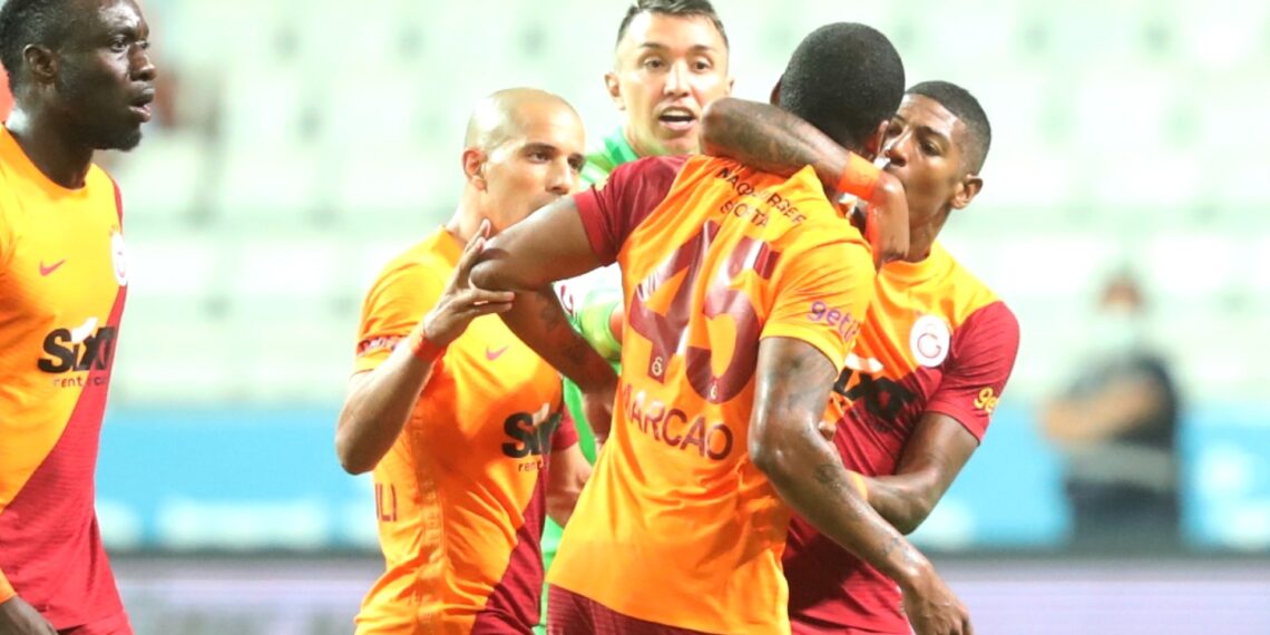 Marcão del Galatasaray riceve un cartellino rosso dopo aver combattuto contro il suo stesso compagno di squadra