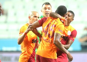 Marcão del Galatasaray riceve un cartellino rosso dopo aver combattuto contro il suo stesso compagno di squadra