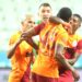 Marcão del Galatasaray riceve un cartellino rosso dopo aver combattuto contro il suo stesso compagno di squadra