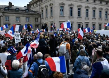 Massa di manifestanti in Francia contro il pass sanitario Covid-19 di Macron