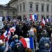 Massa di manifestanti in Francia contro il pass sanitario Covid-19 di Macron