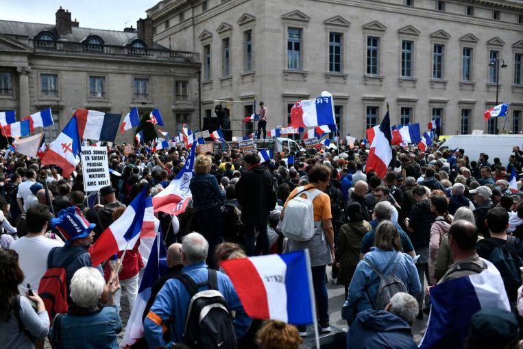 Massa di manifestanti in Francia contro il pass sanitario Covid-19 di Macron