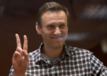 Merkel e Putin affrontano il critico del Cremlino Alexei Navalny nel loro ultimo viaggio in Russia