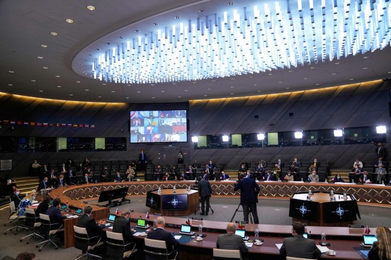 Non permetteremo ai terroristi di minacciarci, ha detto la NATO ai talebani
