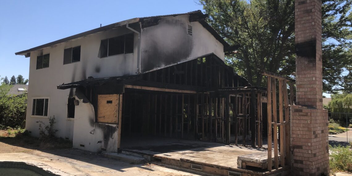 Questa casa carbonizzata nella Bay Area di San Francisco è stata venduta per 1 milione di dollari