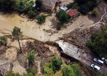 Sale a cinque il bilancio delle vittime delle alluvioni in Turchia;  la ricerca di quello che manca continua