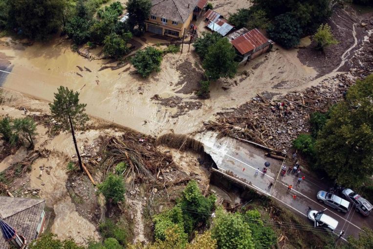 Sale a cinque il bilancio delle vittime delle alluvioni in Turchia;  la ricerca di quello che manca continua