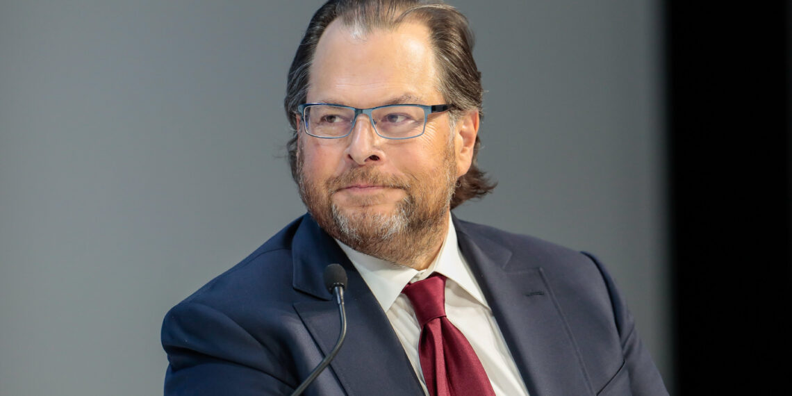Salesforce migliora le linee guida sugli utili per l'intero anno dopo l'acquisizione lenta