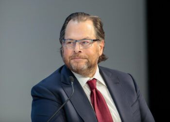 Salesforce migliora le linee guida sugli utili per l'intero anno dopo l'acquisizione lenta