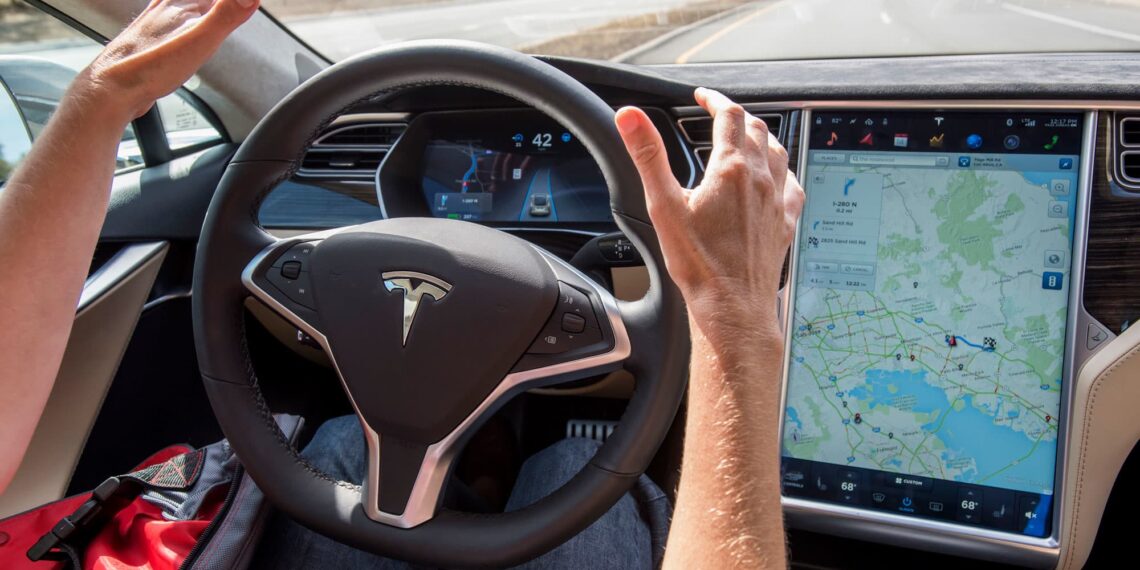 Tesla inganna i clienti sulle capacità di guida autonoma, affermano i senatori nella richiesta di indagine della FTC