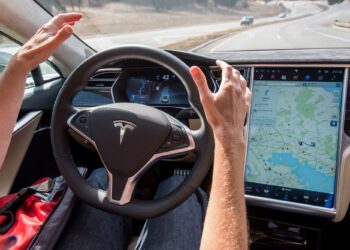 Tesla inganna i clienti sulle capacità di guida autonoma, affermano i senatori nella richiesta di indagine della FTC