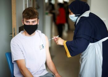 Uno studio britannico mostra che l'efficacia del vaccino contro il Covid-19 diminuisce sotto Delta