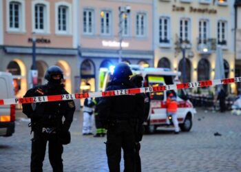 Uomo tedesco al molo per la carneficina di un acquirente di Natale.