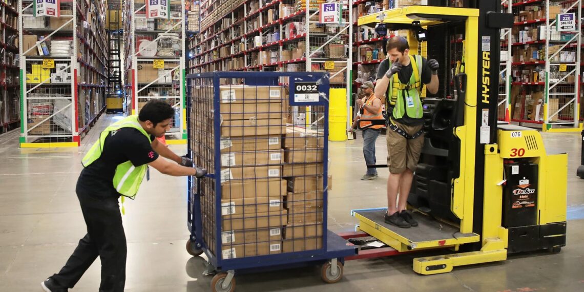 Amazon ha premiato otto lavoratori vaccinati con auto gratis o 100.000 dollari di stipendio.