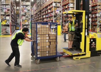 Amazon ha premiato otto lavoratori vaccinati con auto gratis o 100.000 dollari di stipendio.