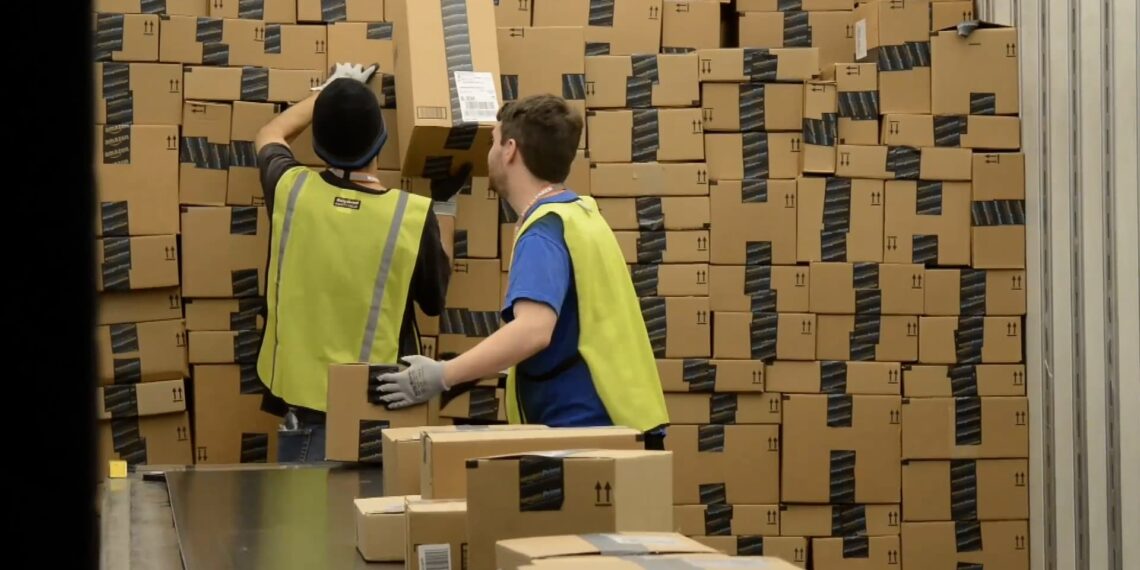Amazon sta ora spedendo merci a clienti esterni nella sua ultima mossa per competere con FedEx e UPS