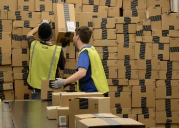 Amazon sta ora spedendo merci a clienti esterni nella sua ultima mossa per competere con FedEx e UPS