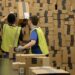 Amazon sta ora spedendo merci a clienti esterni nella sua ultima mossa per competere con FedEx e UPS