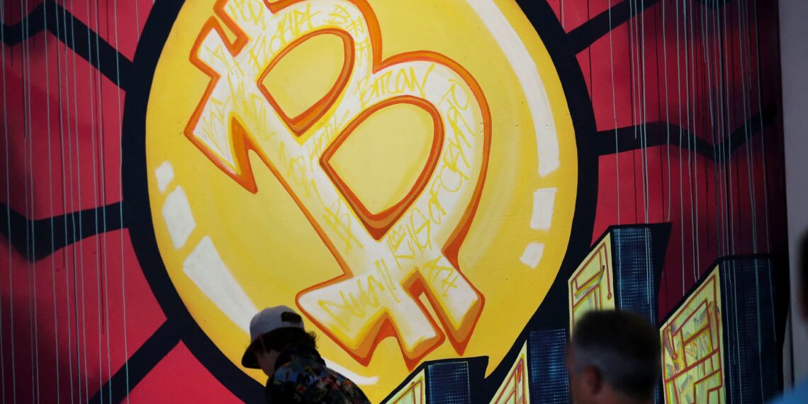 Bitcoin scende di quasi il 10% quando El Salvador lo adotta come moneta a corso legale