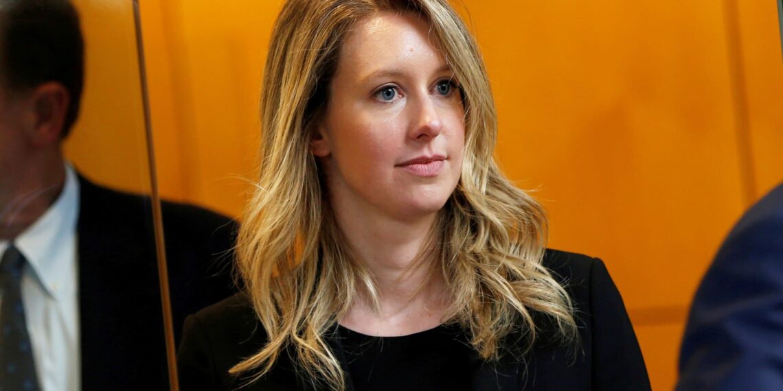 Elizabeth Holmes, una volta miliardaria e amante dei media, va a processo