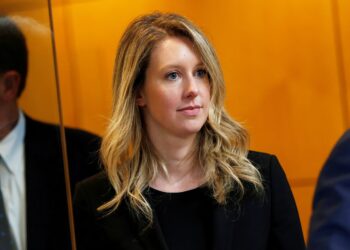 Elizabeth Holmes, una volta miliardaria e amante dei media, va a processo