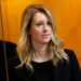 Elizabeth Holmes, una volta miliardaria e amante dei media, va a processo