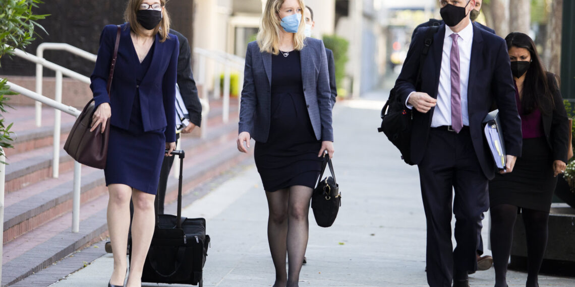 Gli ex dipendenti di Theranos sono ancora scossi dall'imminente processo a Elizabeth Holmes: "La paura è reale"