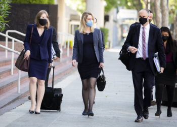 Gli ex dipendenti di Theranos sono ancora scossi dall'imminente processo a Elizabeth Holmes: "La paura è reale"