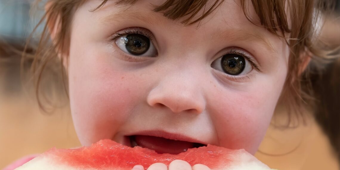 I bambini che mangiano più frutta e verdura hanno una salute mentale migliore: studio