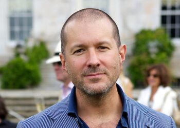 Il leggendario designer Apple Jony Ive realizzato da Ferrari