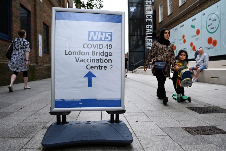 Il principale medico inglese afferma che la trasmissione di Covid-19 è più alta nei bambini