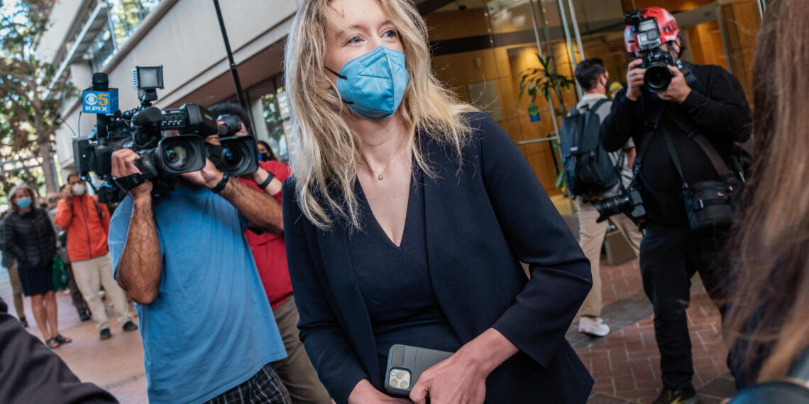 Il processo di Elizabeth Holmes inizia mentre le due parti mettono in discussione i potenziali giurati
